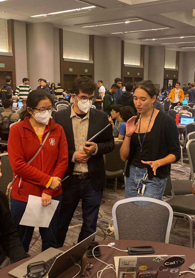 Pi 创始人 Chengdiao Fan(左)和 Nicolas Kokkalis(中)听取了加州大学伯克利分校的黑客松项目。